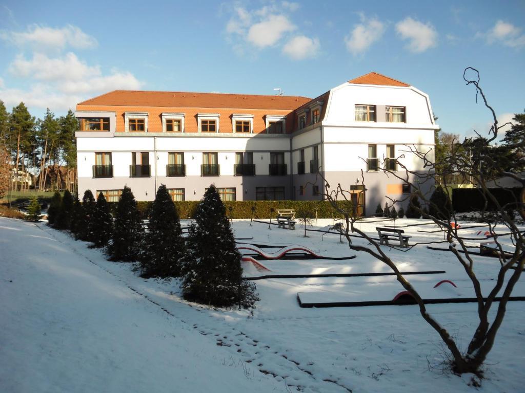 Hotel Sport Zruč Екстериор снимка