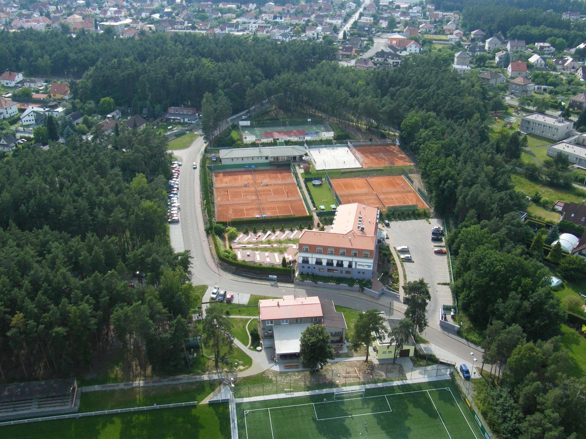 Hotel Sport Zruč Екстериор снимка